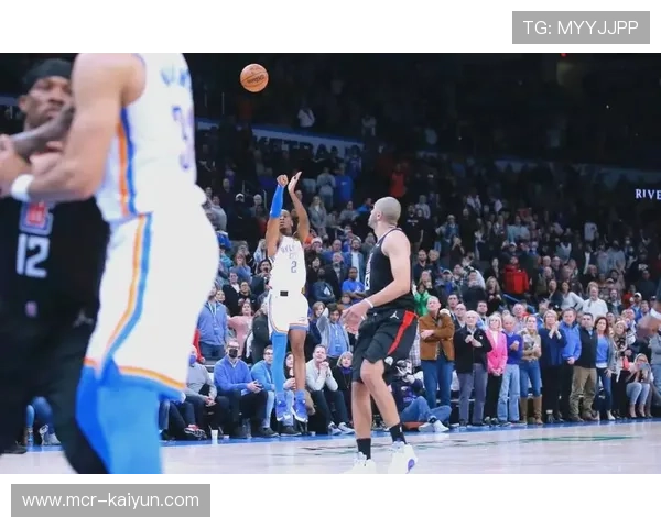 鹈鹕雷霆最后3秒争议身体接触,解说评“过度对抗引失控” 鹈鹕雷霆最后3秒争议身体接触,解说评“过度对抗引失控”