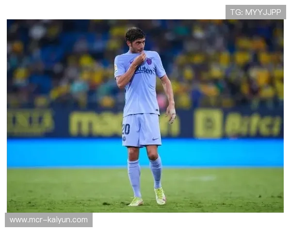 雷恩赛前赠予登贝莱纪念海报,致敬青训优秀毕业生 雷恩赛前赠予登贝莱纪念海报,致敬青训优秀毕业生